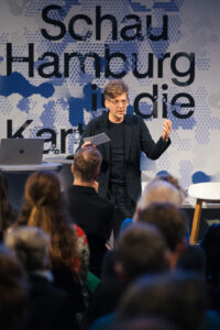 Dr. Julian Petrin bei der Eröffnung der Ausstellung "Schau Hamburg in die Karten" in der BallinStadt Hamburg © Tobias Hage